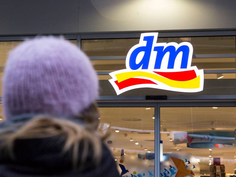 Frau steht vor einer dm Filiale