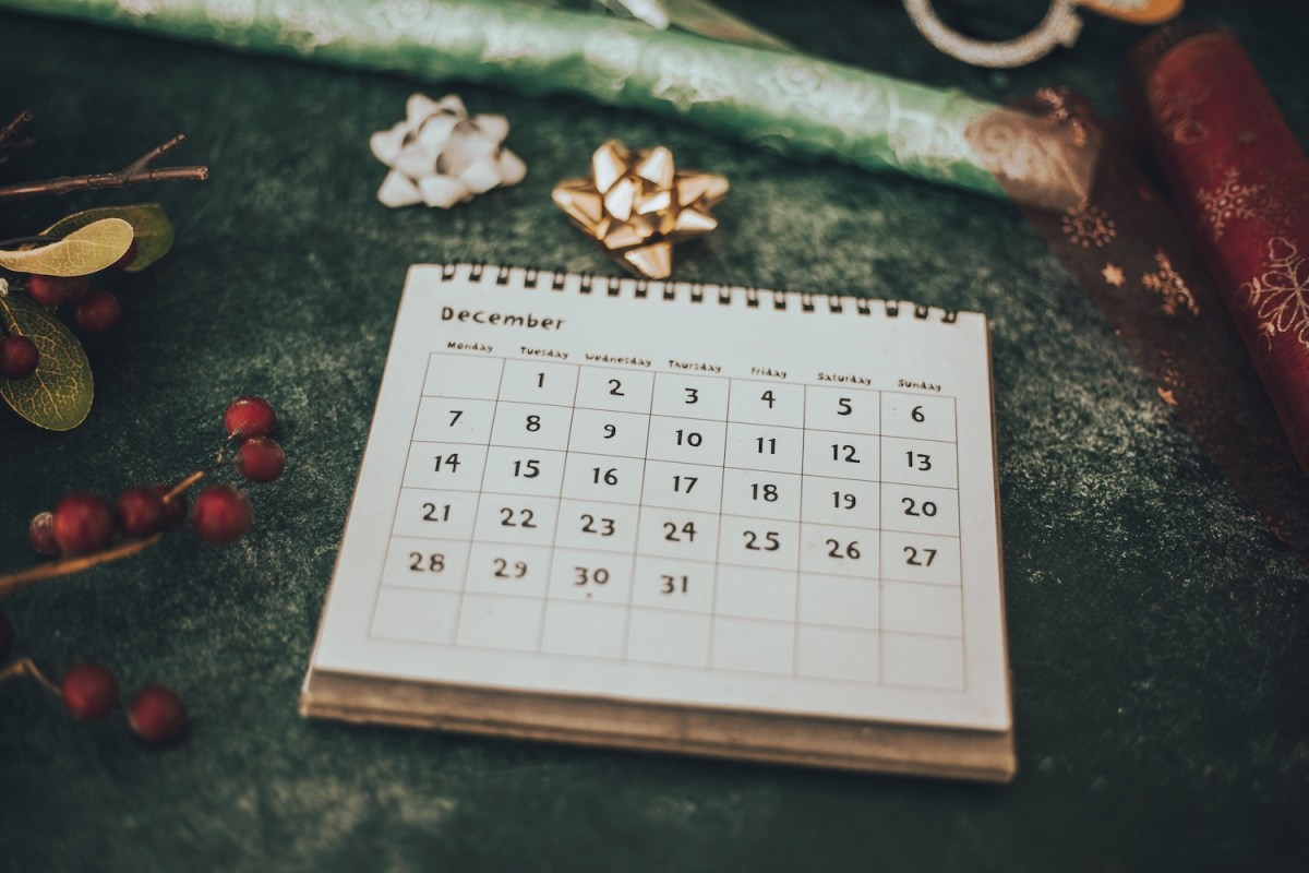 Ein Kalender. Der Monat Dezember is aufgeschlagen.