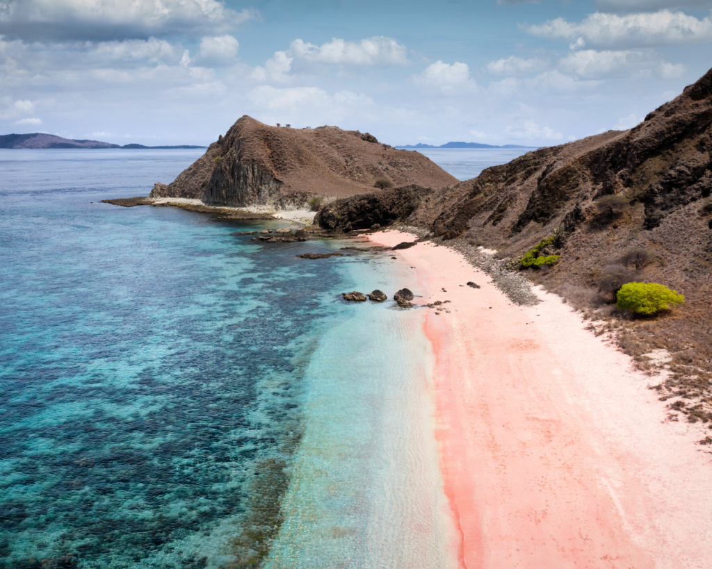 Der Pink Beach liegt auf der Insel Komodo, einer der Hauptinseln im Komodo-Nationalpark im Osten Indonesiens.