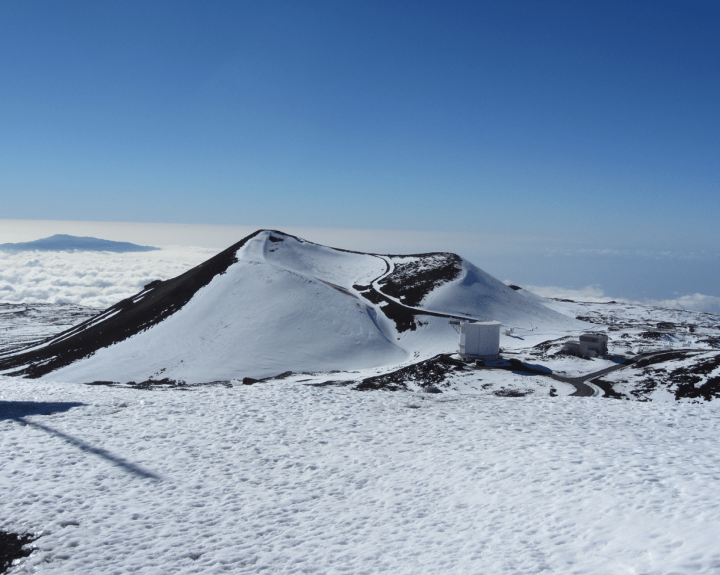 Im Herzen der Insel liegt der schlafende Vulkan Mauna Kea (hawaiianisch für Weißer Berg aufgrund seiner Kuppe aus Schnee und Eis) mit einer Höhe von 4205 Metern.