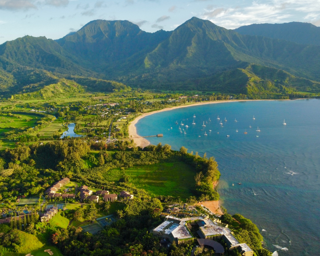 Kauai bietet viele schöne Strände, von Familien-freundlichen Buchten wie dem flachen Salt Pond Beach Park bis zu beliebten Surf-Spots wie der Hanalei Bay im Norden oder dem Poipu Beach im Süden.