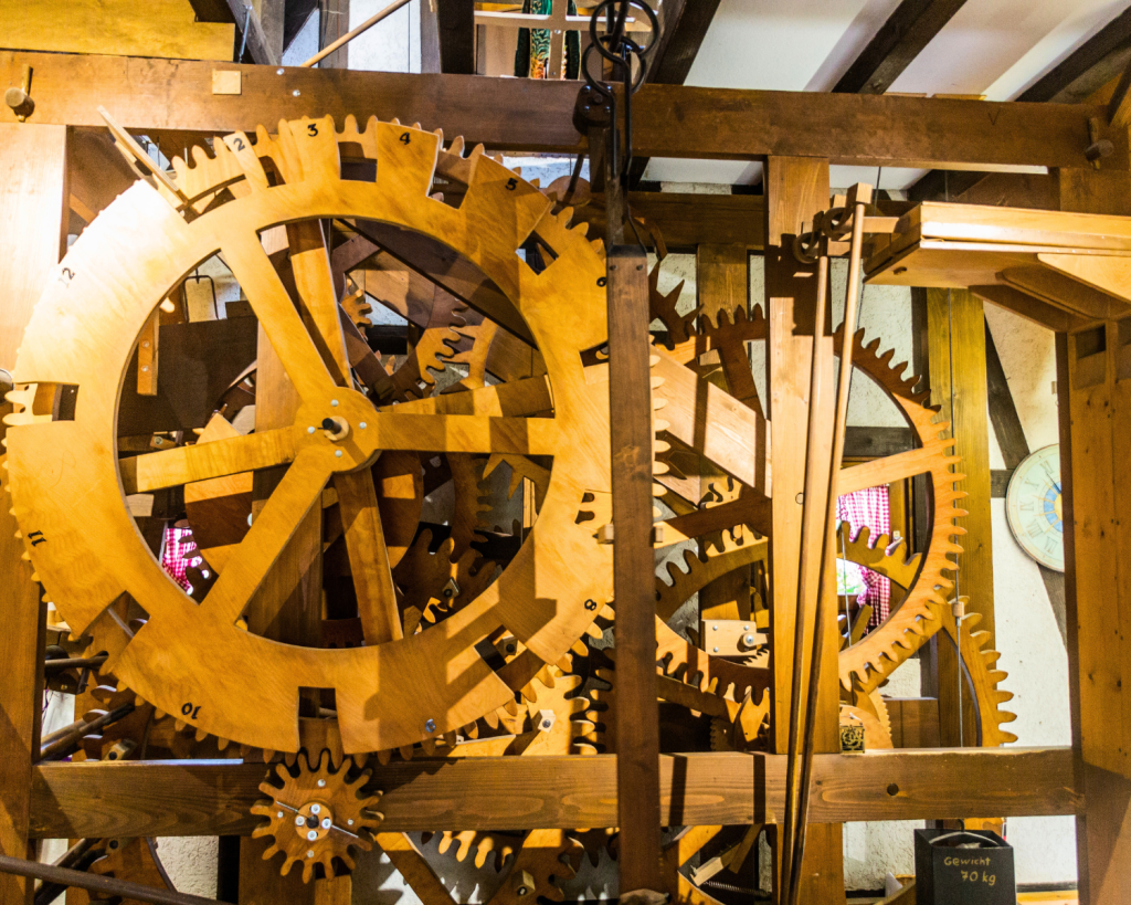 Der größte Raddurchmesser beträgt 2,60 Meter. Das Werk hat ein Gewicht von 6 Tonnen, das Pendel eine Länge von 8 Meter.