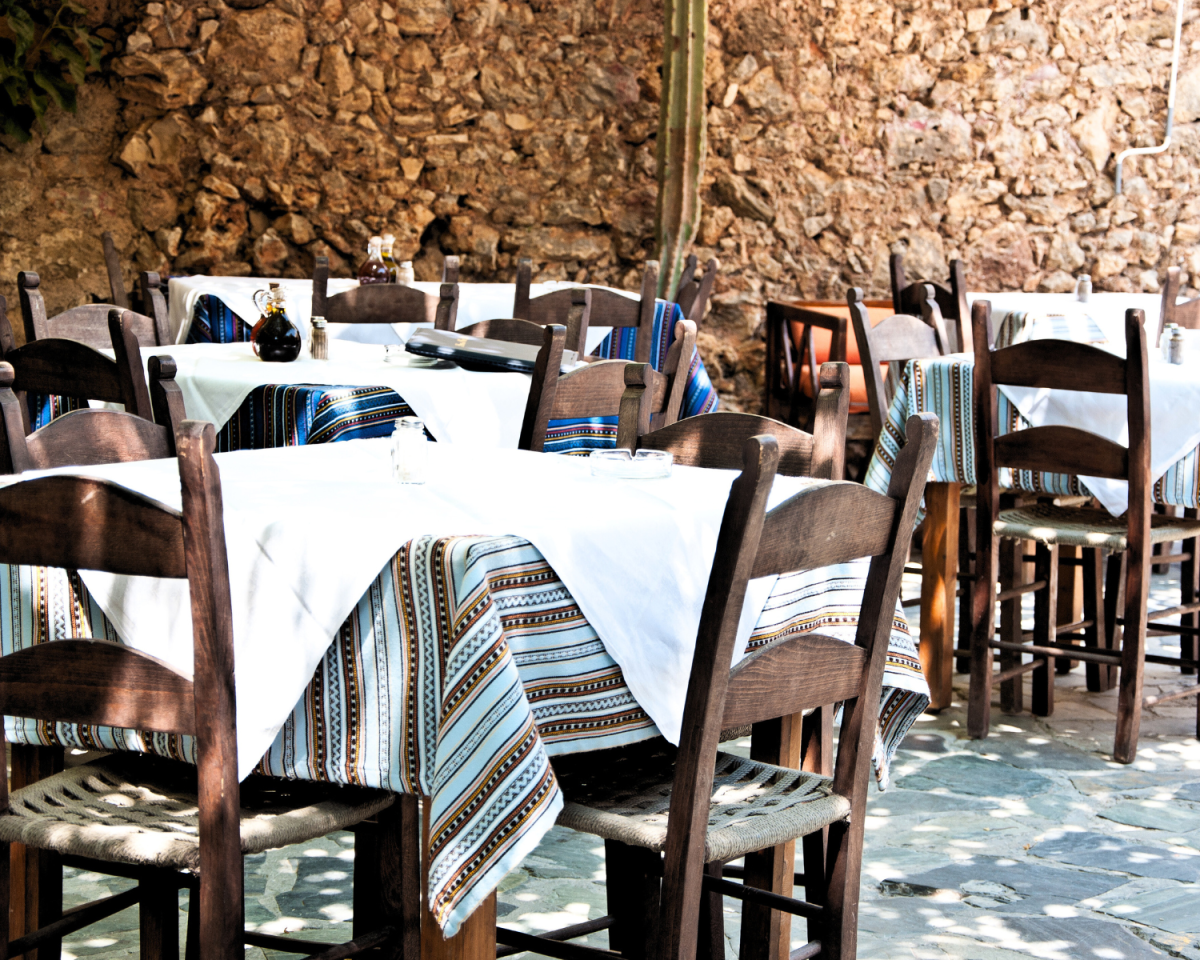 130 Jahre alte Taverne: Keine Speisekarte, kein Schild am Eingang – dafür aber traditionelle griechische Hausmannskost!