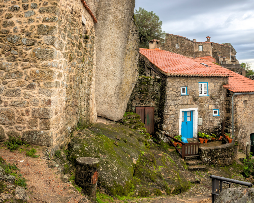 Monsanto ist eines der 12 historischen Dörfer in Portugal.