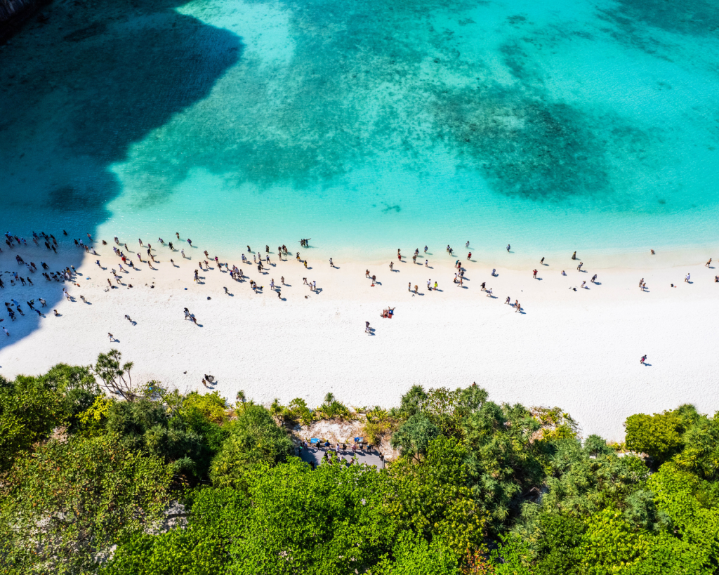 Die Maya Bay wird jedes Jahr am ersten August geschlossen und wird am ersten Oktober wieder geöffnet. In dieser Zeit soll sich das Ökosystem erholen.