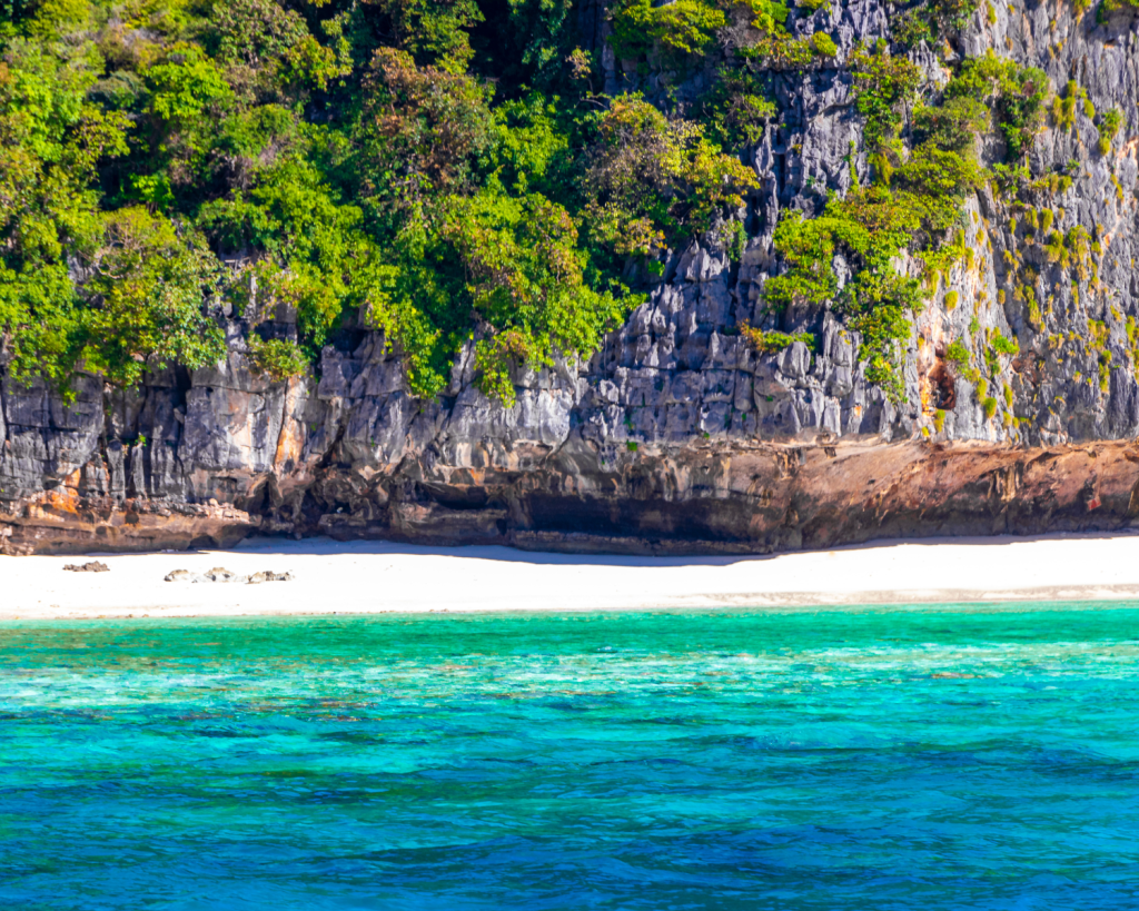 Wenn der Strand geschlossen ist, kann lediglich mit Booten an eine Absperrung herangefahren werden und die Maya Bay aus großer Distanz sehen.