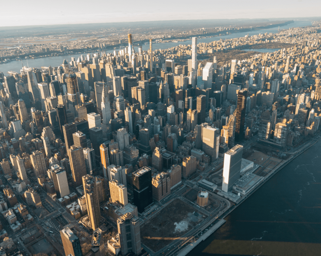 Mit ihrer weltbekannten Skyline und rund 8,4 Mio. Einwohner*innen ist New York City die Metropole schlechthin – kein Wunder, dass es auch die Schönen und Reichen hierherzieht.