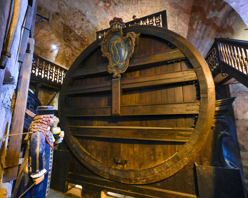 Noch heute passen in das alte Fass rund 219.000 Liter Wein.