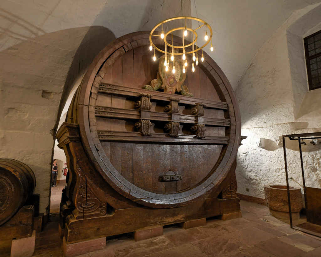 Wurde im benachbarten Festsaal gefeiert, dann konnte der Wein direkt rüber gepumpt werden.