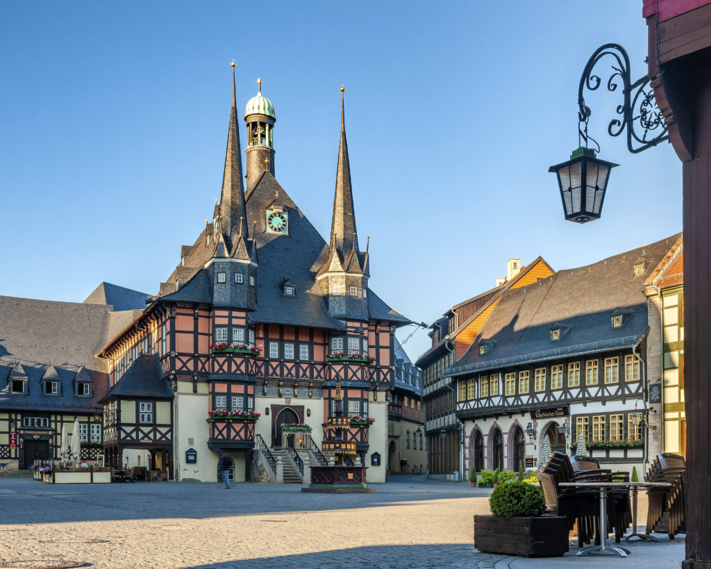 Die Altstadt von Wernigerode bietet ein facettenreiches Bild mit vielen restaurierten Fachwerkhäusern.