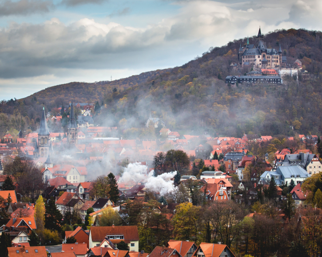 Wernigerode ist eine Stadt im Harz im Mitteldeutschland und zeichnet sich durch ihre Fachwerkhäuser aus, darunter das mittelalterliche Rathaus und das "Schiefe Haus".