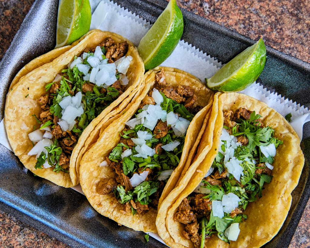 Tacos sind ein traditionelles mexikanisches Gericht, bei dem eine weiche Tortilla mit verschiedenen Zutaten gefüllt wird.