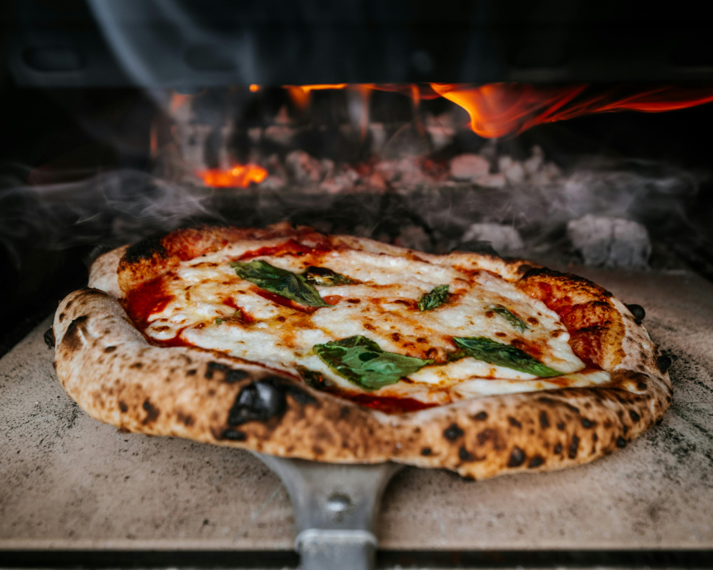 Auch Pizza muss nicht teuer sein. In vielen kleinen Restaurants ist sie noch verhältnismäßig günstig.