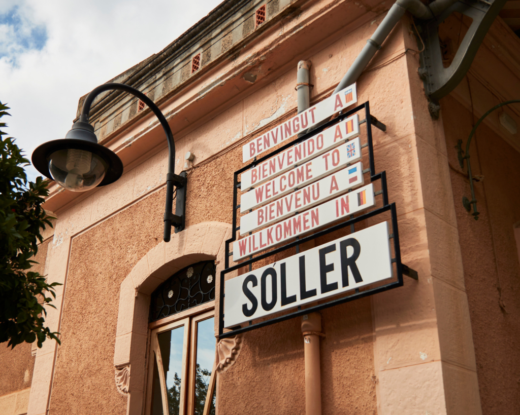 Sóller liegt in einem idyllischen Tal inmitten des Tramuntana-Gebirges und circa 30 Kilometer von Palma de Mallorca entfernt. 