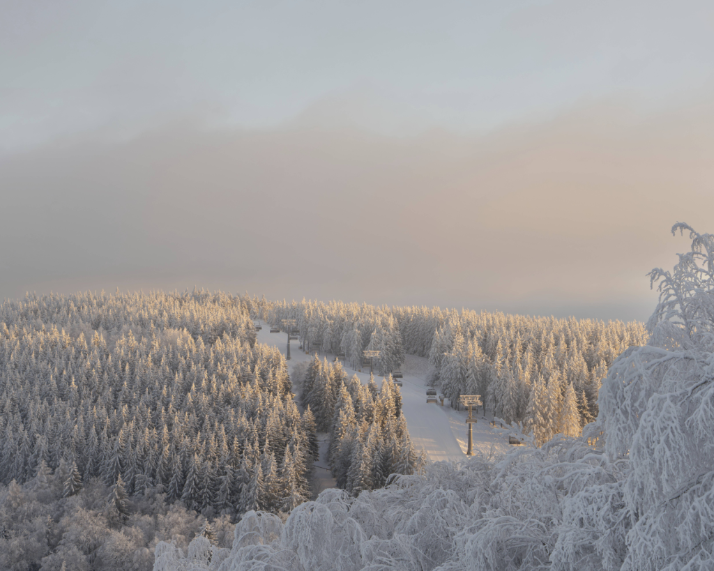 Winterberg ist eine Kleinstadt im Rothaargebirge im deutschen Bundesland Nordrhein-Westfalen und gehört zum Hochsauerlandkreis.