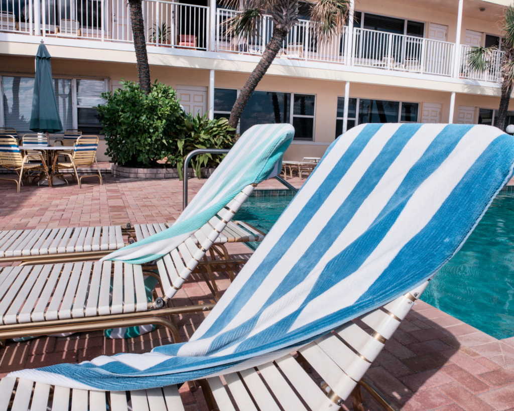 Vor dem Frühstück noch schnell die Liegen reservieren – man kennt es!