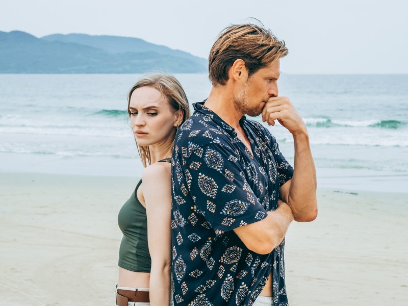 Junges Paar am Strand Narzisst im Streit Verhalten