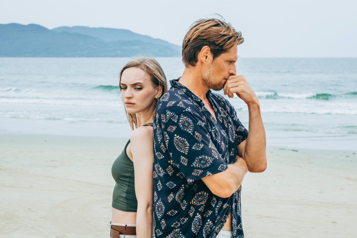 Junges Paar am Strand Narzisst im Streit Verhalten